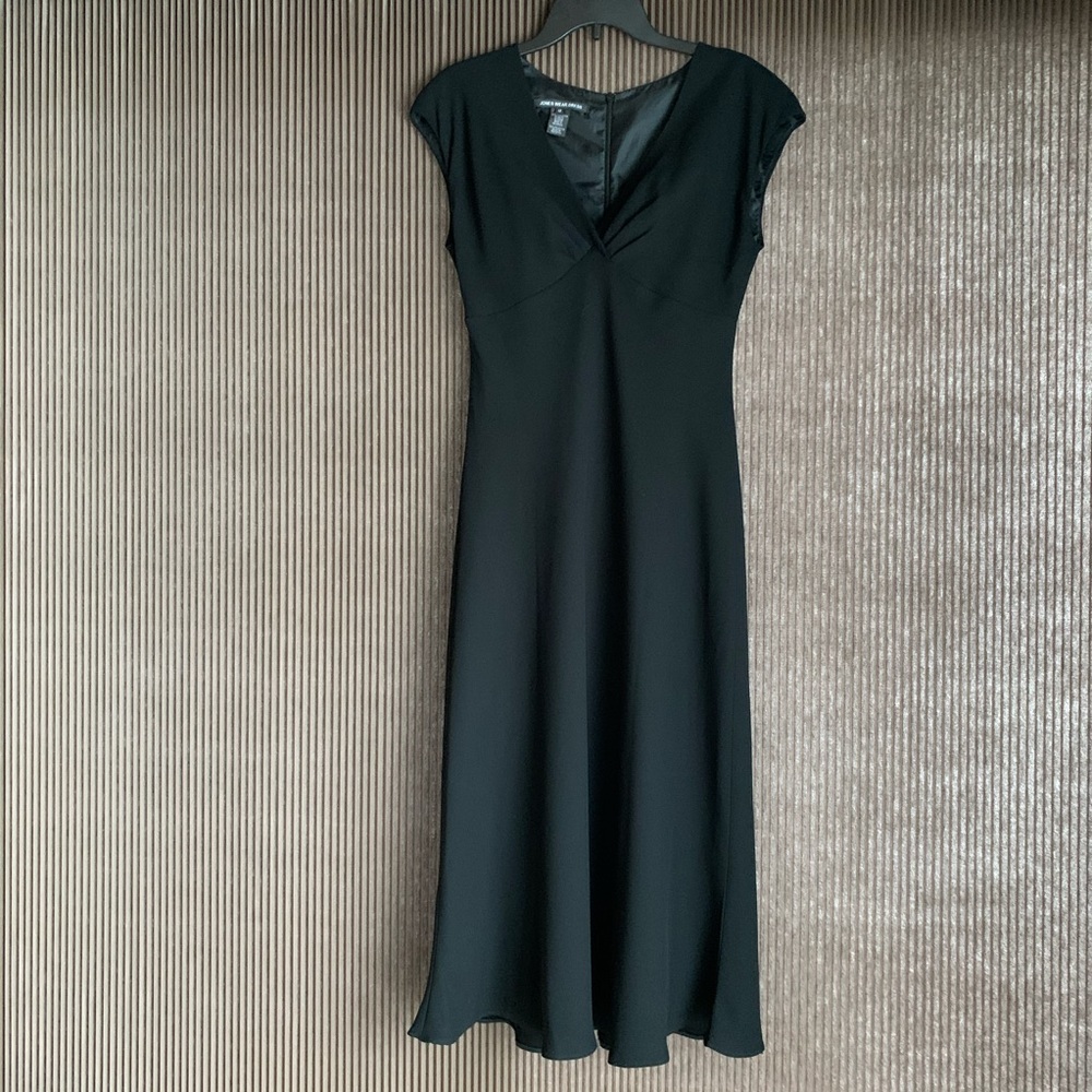 Jones Wear Dress beautiful V-neck great style.